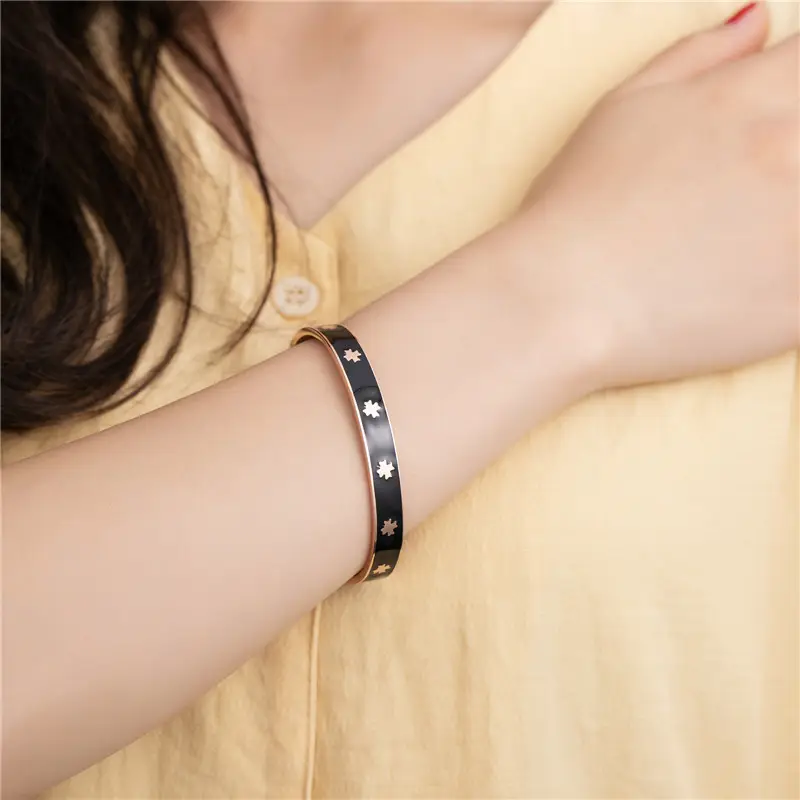 Mode Ouvert Trèfle À Quatre Feuilles Émail Manchette Bracelet Plaqué Or En Acier Inoxydable 18K Noir À La Mode Unisexe Bracelet