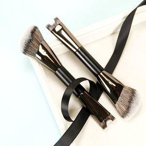 Brocha de Maquillaje de Doble Punta Angulada, Pelo Sintético, Mango Metálico, Brocha para Base, Rostro y Ojos - Product Image 6