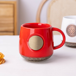 Mug à café en céramique personnalisé rouge avec plaque en bronze, cadeau d'entreprise, mugs promotionnels, tasse individuelle, couleur unie - Product Image 1