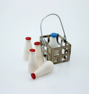 Casa de muñecas Mini miniatura Mini cesta de leche Una cesta con 5 botellas de leche constituye un conjunto - Product Image 4