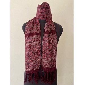 ผ้าคลุมไหล่ยาวลายอัจรักพิมพ์ด้วยมือแบบนุ่ม ผลิตจากผ้าคุณภาพพรีเมียม ดีไซน์หรูหรา ซักเครื่องได้ เหมาะสำหรับการเดินทาง ทำงาน และงานสังสรรค์ - Product Image 3