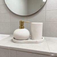 Ensemble d'accessoires de salle de bain en résine fine, écologique, quatre pièces, décoration intérieure, texture organique, moderne