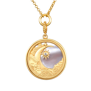 Collar <span class=keywords><strong>de</strong></span> latón Gemnel chapado en oro <span class=keywords><strong>de</strong></span> 18 quilates con colgante versátil <span class=keywords><strong>de</strong></span> nácar Celestial Walking Dreams para mujer - Product Image 1