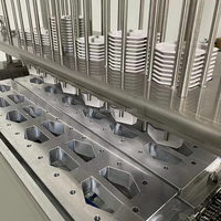 Récipient automatique en aluminium Machine à emballer les aliments pour animaux de compagnie Machine automatique de scellage de plateau pour conteneurs d'aliments pour animaux de compagnie
