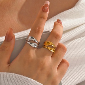 Bague ouverte élégante en acier inoxydable, <span class=keywords><strong>anti</strong></span>-ternissement, au design ondulé, <span class=keywords><strong>fluide</strong></span>, géométrique et irrégulier, pour unisexe, idéale comme cadeau esthétique. - Product Image 1