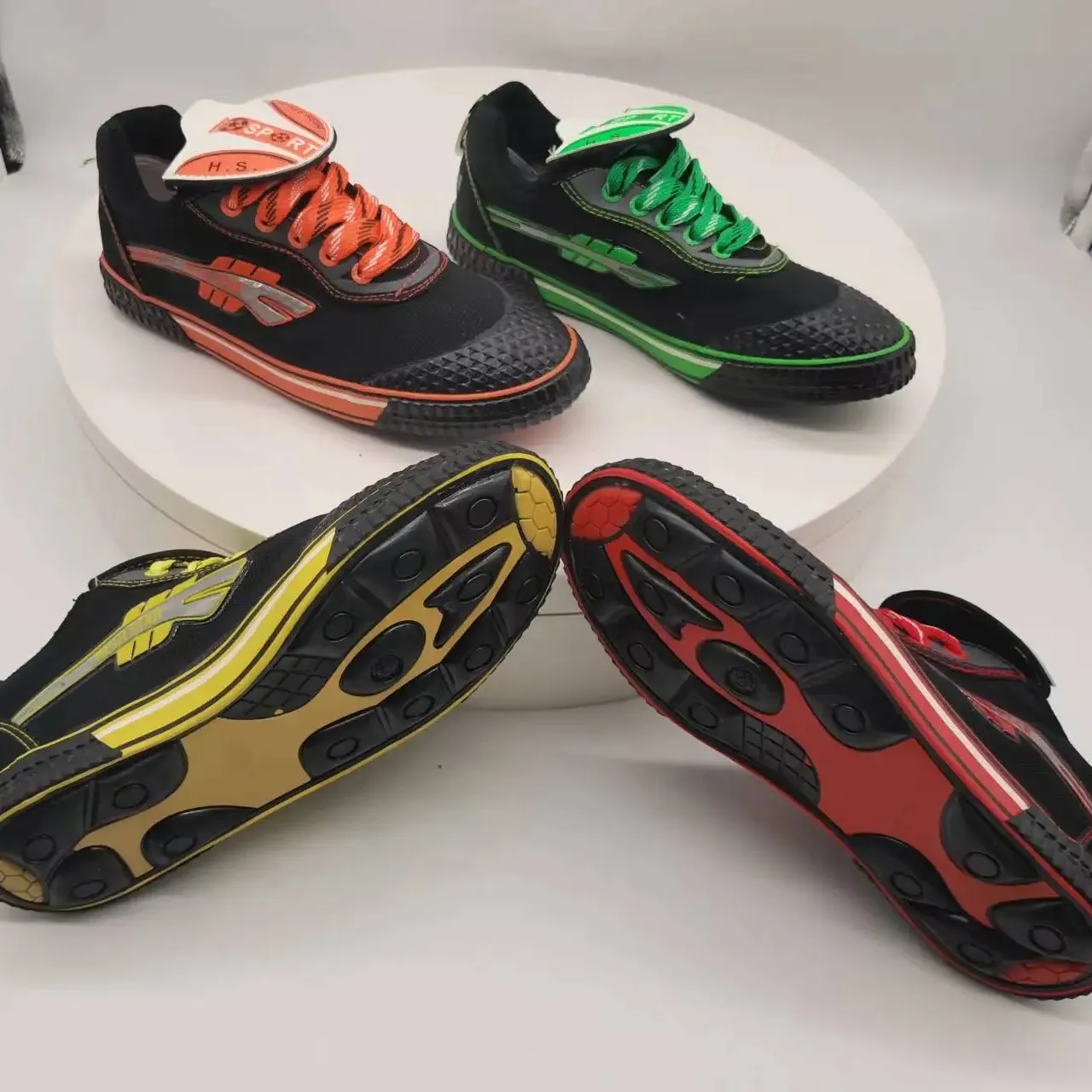 Desain baru grosir sneakers latihan lari lonjakan siswa remaja dua warna sol warna ganda sepatu sepak bola olahraga sepak bola pria