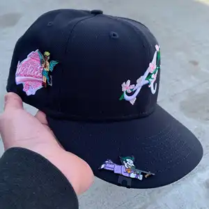Topi bisbol berkualitas tinggi Pin Anime dan klip topi kustom jimat Meksiko logam animasi Gun topi Enamel Pin topi
