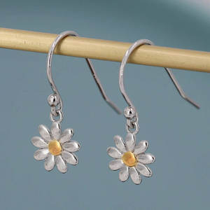 E2214 Pendientes colgantes de flor de oro blanco para mujer, bonitos pendientes de aleación, joyería de moda - Product Image 3