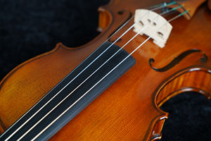 Violín A42 de tamaño completo hecho a mano para niños, adultos, principiantes, estudiantes intermedios y exámenes. Hecho de madera maciza. - Product Image 3