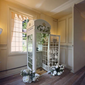 Cabina Telefónica Blanca para Boda con Libro de Visitas de Audio, Fotomatón con Flores y Fondo para Eventos Nupciales - Product Image 6