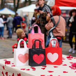 Sacs de courses non tissés personnalisés en tissu laminé imprimé pour la Saint-Valentin, sacs fourre-tout non tissés pour l'emballage de cadeaux - Product Image 6