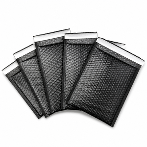 Sacs d'expédition en polyéthylène noir imperméables avec impression de logo personnalisée, enveloppes à bulles express pour l'expédition - Product Image 1