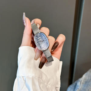 Nuevo reloj de mujer de estilo minimalista correa de piel de cuarzo ovalada con esfera de nácar - Product Image 2