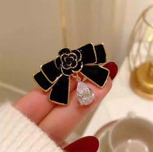 Broches de Flores de <span class=keywords><strong>Moda</strong></span> para Mujer al por Mayor, Broche Versátil con Diseño Medieval, Camelia con Circonitas, Chapado en Oro, para Boda o Compromiso - Product Image 2