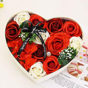 Sapone Artigianale <span class=keywords><strong>Rosa</strong></span> <span class=keywords><strong>e</strong></span> Rosso a Forma di Cuore, con Set in Confezione Regalo Floreale Regalo ideale per la Festa della Mamma o San Valentino. - Product Image 1