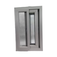 Ventana corredera de PVC con diseño de parrilla y mosquitera