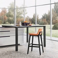 Chaise de bar style américain en bois massif, design industriel vintage, tabouret haut en cuir avec dossier, usage commercial pour cafés et comptoirs de bar