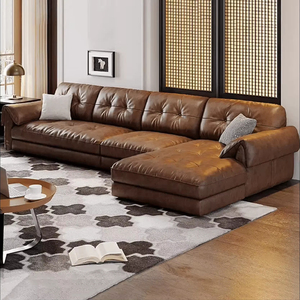 Canapé en <span class=keywords><strong>cuir</strong></span> marron de style vintage 4 places avec accoudoirs roulés et capitonnage <span class=keywords><strong>pour</strong></span> grand salon - Product Image 1