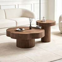Ensemble de tables basses gigognes modernes en bois organique avec finition placage bois, mobilier contemporain pour salon