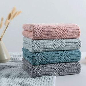 Serviette en microfibre corail avec boucle de suspension, très absorbante, séchage rapide, écologique, lavable en machine, super douce, pour salle de bain et salle de sport - Product Image 1