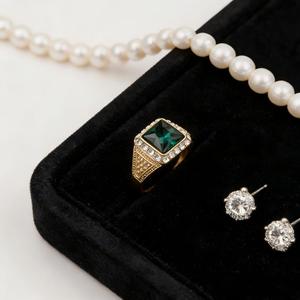 Anel Clássico Vintage de Noivado e Casamento em Liga Dourada com Grande Vidro Azul Escuro e Mini Strass Brancos para Presente Unissex - Product Image 1