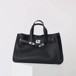 Sac à main artisanal en cuir de vachette litchi du Togo, grand format, entièrement doublé en cuir, chic parisien, pour les trajets quotidiens, boutique européenne, fournisseurs de détail - Product Image 1