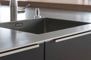 Piano di Lavoro Moderno in Acciaio Inox Kino con Lavello, Antigraffio, Spessore 50mm, Bordo Piatto, Garanzia 5 Anni per Uso in Appartamento - Product Image 2