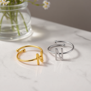 Anello alla Moda con Lettera N in Acciaio Inossidabile Placcato Oro, Gioiello Unisex da Regalo - Product Image 2