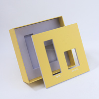 Boîte cadeau rigide carrée personnalisée en matériaux recyclés, avec gaufrage et vernis UV localisé jaune, pour produits de beauté et soins des cils