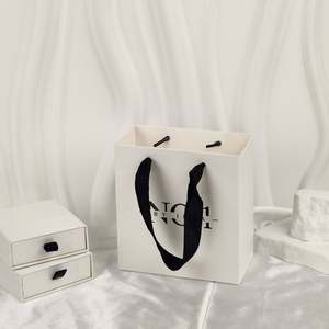 Sacs cadeaux en papier personnalisés avec poignées en ruban, prix d'usine, pour boutiques et emballages cadeaux - Product Image 2