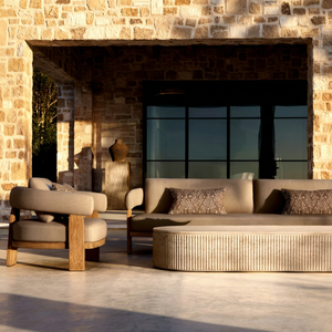 Canapé d'extérieur en teck à lattes verticales de style méditerranéen, design translucide et aérien, pour projets de villas - Product Image 1
