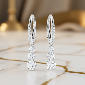 E4004 Orecchini in oro bianco con diamanti, taglio rotondo brillante, colore D naturale, gioielli classici da sposa da donna - Product Image 2