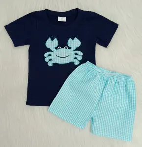 夏季热卖儿童男孩短袖套装海军蓝棉质上衣螃蟹刺绣图案蓝色泡泡纱短裤