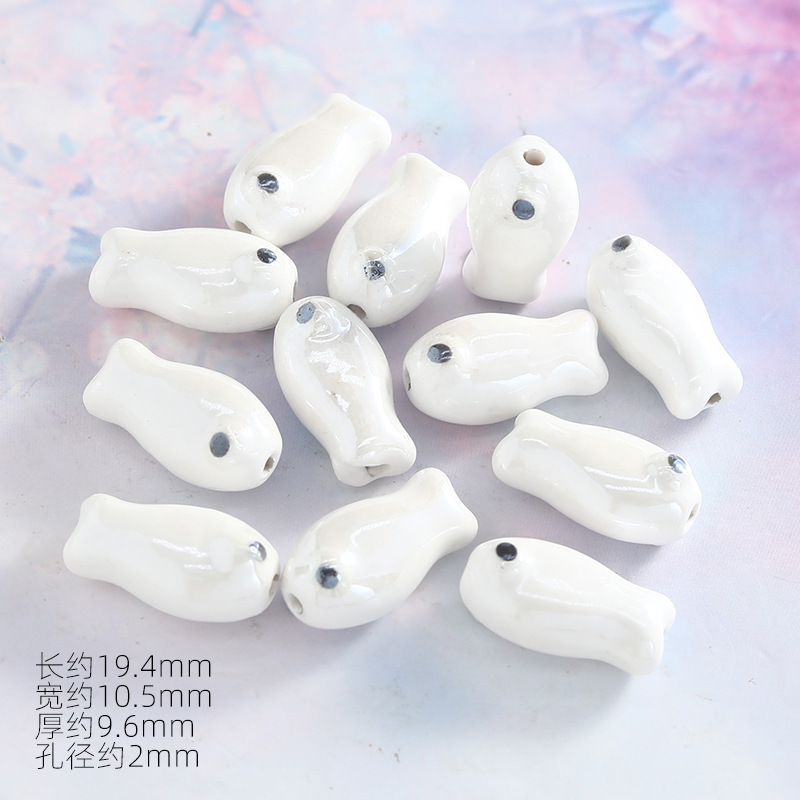 Pez pequeño blanco electrochapado en cerámica (1 unidad)