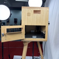 Photomaton vintage en bois avec écran tactile 15,6 pouces, anneau lumineux LED, hauteur de caméra réglable, impression instantanée pour mariage, fête, événement