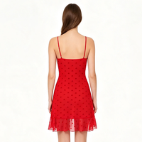 Robe mini rouge à imprimé cœur pour femme, bretelles spaghetti, col en V, ourlet à volants, superposition transparente, tenue de soirée estivale sexy et romantique