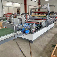 Machine de laminage de profilés pour portes en bois avec colle thermofusible PVC PUR, pour le placage de cadres en papier et le laminage de panneaux en plastique ou en mousse.