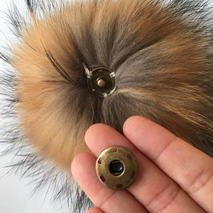 Pompons en fourrure de raton laveur avec bouton pression pour bonnet - Product Image 5