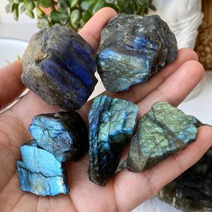 Cristal de labradorite arc-en-ciel brut en gros, pierre naturelle vibrante, couleurs vertes, bleues et jaunes accrocheuses, cadeau unique pour la décoration de la maison - Product Image 3