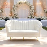 Canapé de mariage de luxe en velours blanc avec pieds coniques dorés, design moderne pour banquets de mariage, événements, salon et décoration d'hôtel