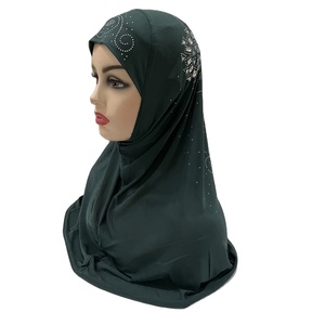 Hermosas bufandas de gasa Hijab instantáneo Jersey Fabricación de lados de seda de hielo Perforación en caliente Hack Glitter Hijab instantáneo - Product Image 2