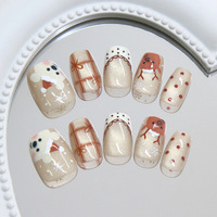 Faux ongles à presser thème Noël, forme amande moyenne, nude, effet œil de chat, avec décorations 3D ours, nœud papillon et flocon de neige