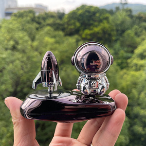Linda Astronaut Rocket Car Perfume, Difusor Giratorio de Fragancia con Energía Solar, Aroma Floral, Duración de 31-60 Días, Colocación en Asiento - Product Image 5