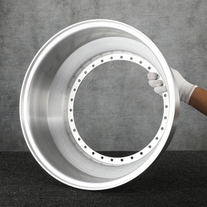 Baril de roue intérieur 3 pièces pour BXS <span class=keywords><strong>RS2</strong></span> Step up 18 à <span class=keywords><strong>20</strong></span> pouces, 16 ou 32 trous, forgé, 3 pièces, finition brossée, pour jante à déport - Product Image 1