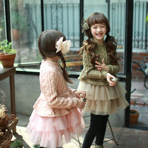 Vestido de Niña con Estampado Floral en Color Rosa Seersucker para Mayoristas en Tirupur - Product Image 2