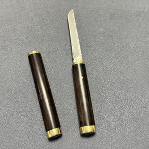 سكين صيد ذو نصل ثابت بمقبض أسطواني من خشب الأبنوس وفولاذ دمشقي تانتو مع حلقة نحاسية مرصعة بحجر يشبه الياقوت، تصنيع حسب الطلب - Product Image 5