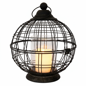 Lanterne en fer vintage conçue pour rehausser la décoration intérieure avec un style traditionnel pour tout espace intérieur - Product Image 1