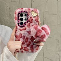 Coque de téléphone Y2K de luxe en peluche douce imprimée léopard, chaude, avec pendentif cœur pompon pour Samsung Galaxy S26 Ultra S25 S23 A57 A56