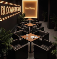 Solution de mobilier de bar haut de gamme sur mesure : ensemble modulaire de sièges de cabine de boîte de nuit et de table sur piédestal