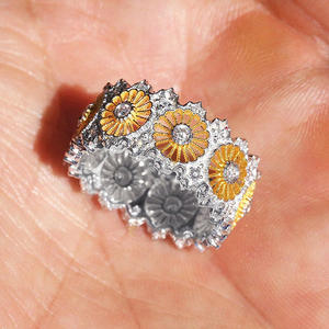 Anello con Grappolo di Fiori T0405 in Argento 925 con Diamante Taglio Brillante Rotondo e Incastonatura a Pavé, Gioiello Unisex per Uso Quotidiano - Product Image 3